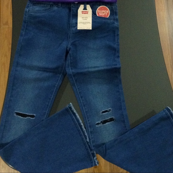 Levis Design Knee Flare Leg. Last 1 - Picture 3 of 6